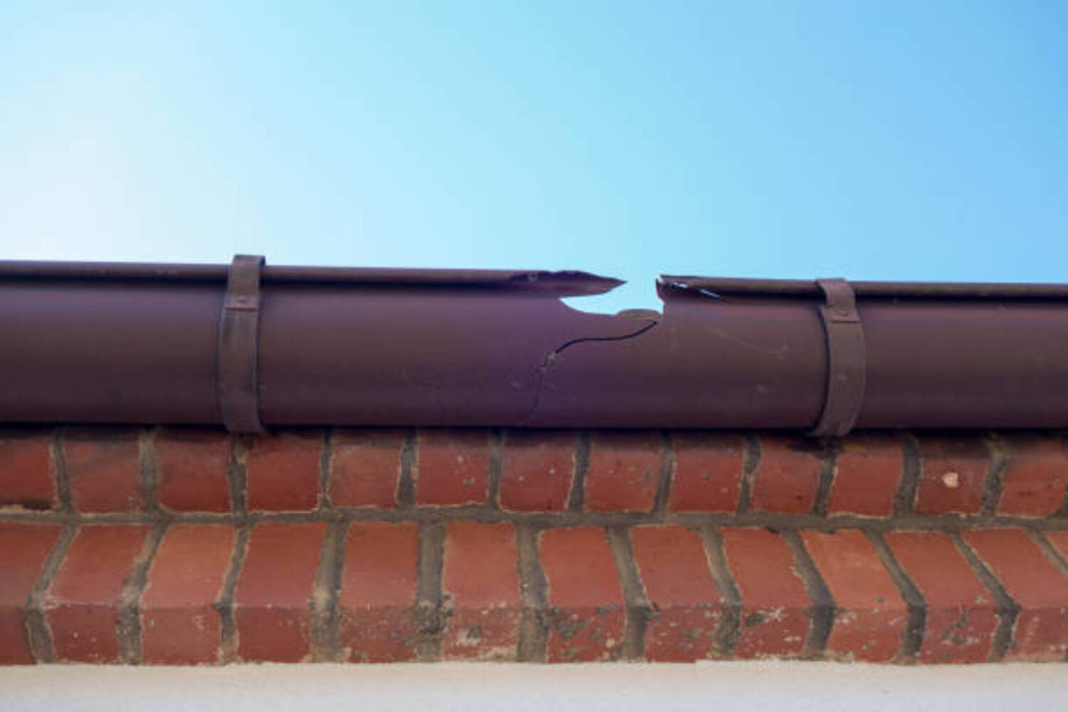 6 Signs That Your Gutters are Potentially Destroying Your Home and How to Fix Them